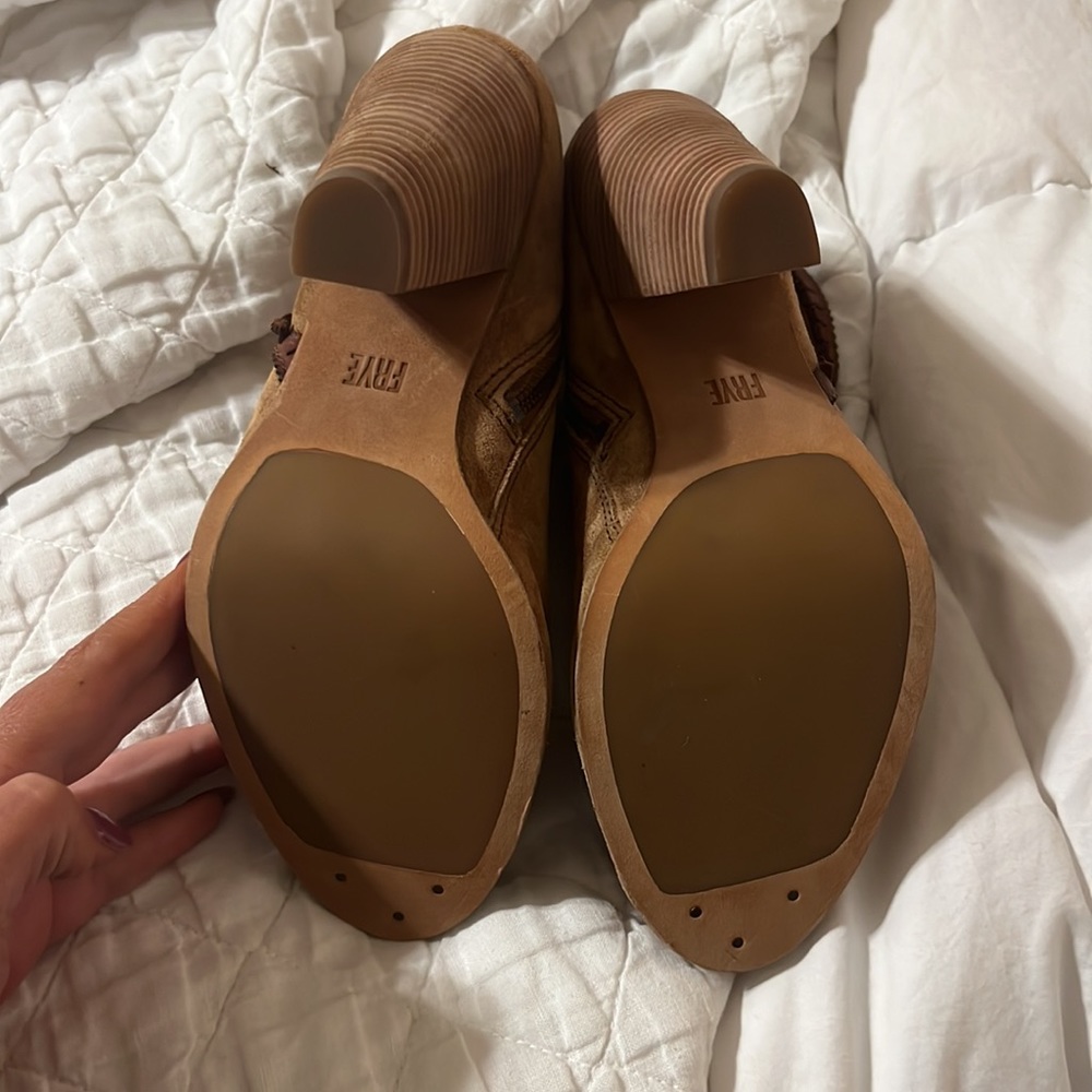 Frye Madeline Trim Short Bootie Worn Twice Size 9 - Picture 6 of 6